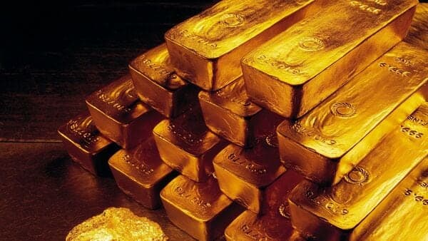 Gold Prices Soar Amid Dollar Decline: A Glittering Investment Opportunity