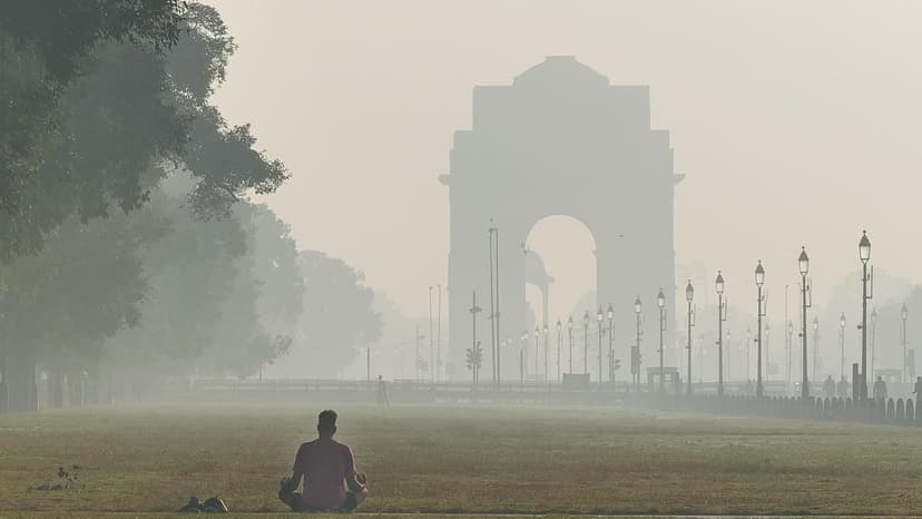 Delhi Shrouded in Smog as Air Quality Plummets Ahead of Winter