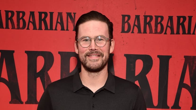 Acclaimed Horror Director's Sci-Fi Project Caught in Netflix's Theatrical Dilemma