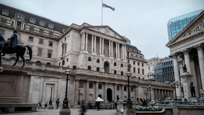 Bank of England's Transparent Rates Debate Reveals Puzzling Disconnect