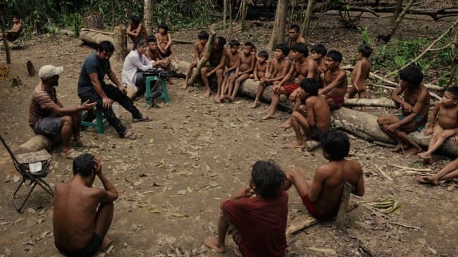 Decades-Long Reunion: American Man Seeks to Reconnect with Indigenous Mother in the Amazon