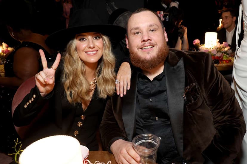 Country Star Breaks 30-Year Glass Ceiling to Host CMA Awards Solo