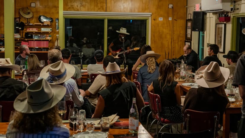 Rock Star Surprises F1 Fans with Intimate Barbecue Performance