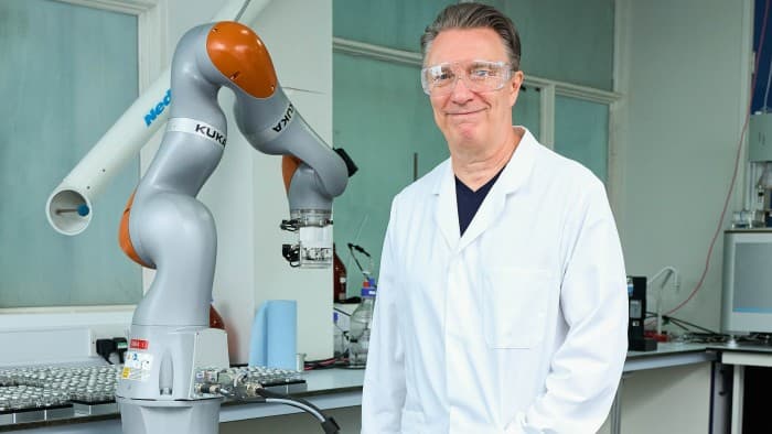 AI Robots Revolutionize Chemistry Labs Overnight