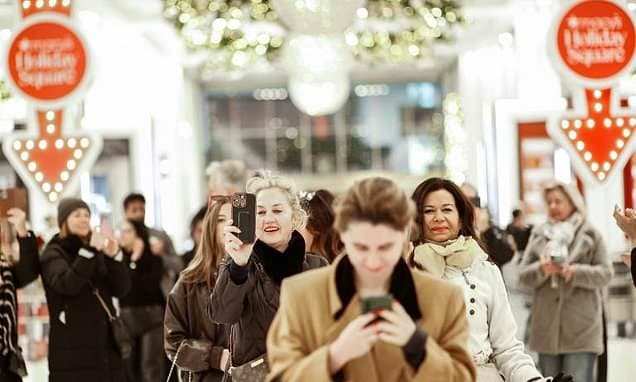 Black Friday Shoppers Brave Cold for Deals