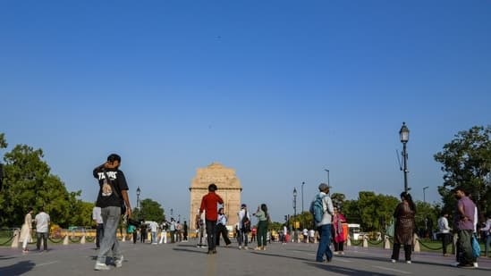 Delhi Air Quality Hits 15-Week High as Experts Cite Seasonal Shifts