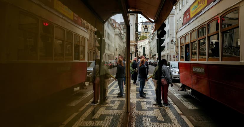 Portugal Forecasts Surplus, Cuts Taxes Amid Economic Growth