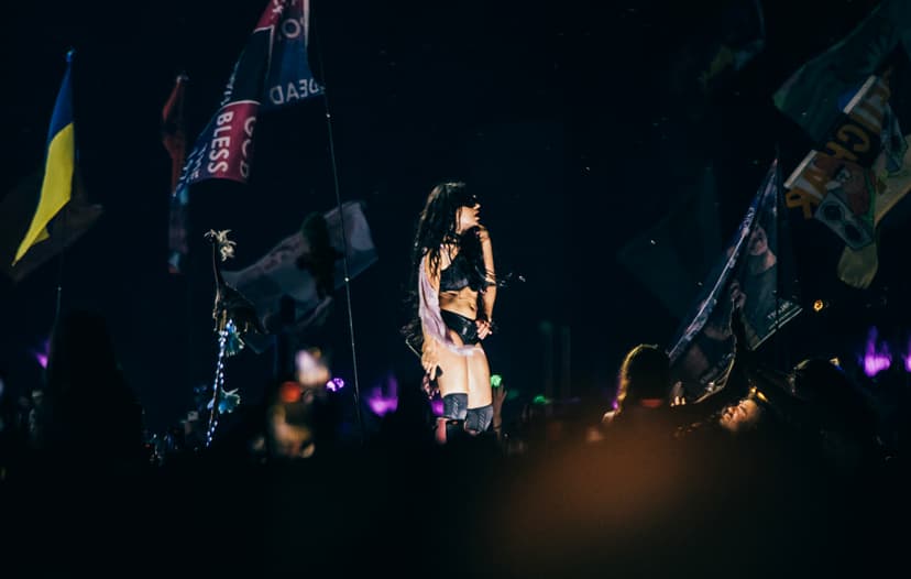 Charli XCX Crashes Role Model's SNL Debut as Surprise 'Sally Girl'