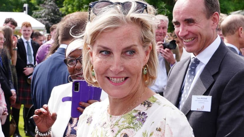 Sophie's Bold Look: £250 Dress & Chic Bob at Show