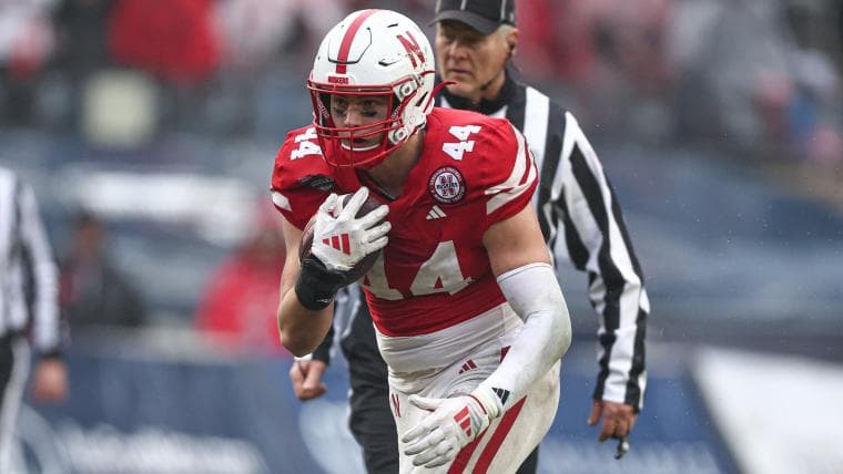 Cornhuskers and Spartans Clash in Tight College Football Matchup