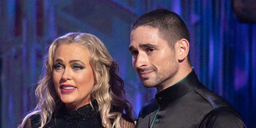 'Parent Trap' Star Elaine Hendrix Dances Through Injury on 'DWTS'