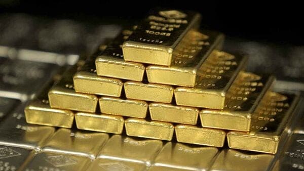 Gold Prices Hold Steady Amidst Fed Policy Uncertainty