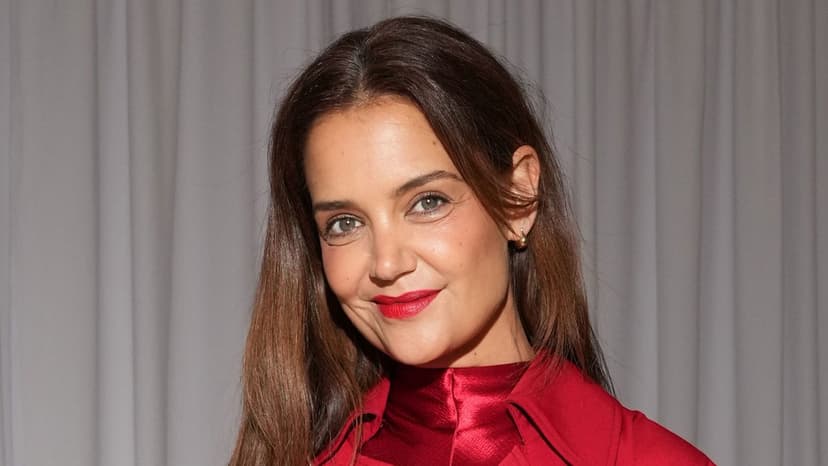 Katie Holmes Dazzles in San Diego Stage Debut