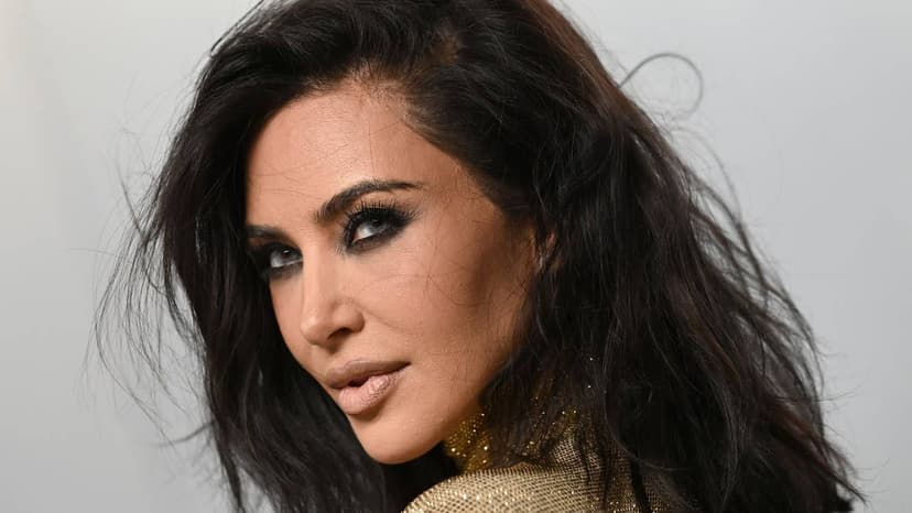 Kim K's High Heel Hijinks: Hedge Dive at Oscars Bash!