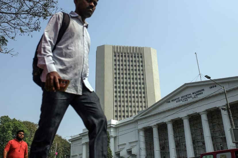 RBI Tweaks Forward Book for Rupee Defense