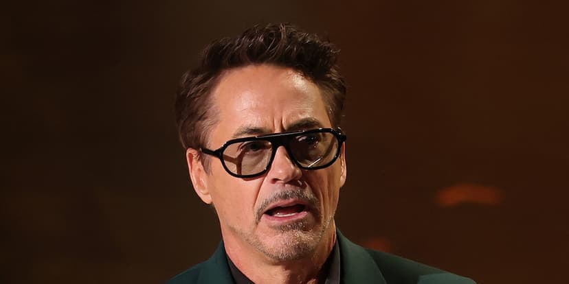 Robert's Hilarious 'Tanning Chatum' Oscars Gag!