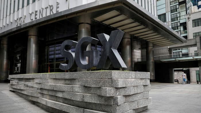 Singapore Stocks Soar, IPOs Lag Behind Hong Kong