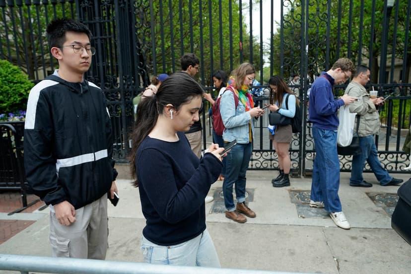 College Loneliness Linked to Heavy Social Media Use