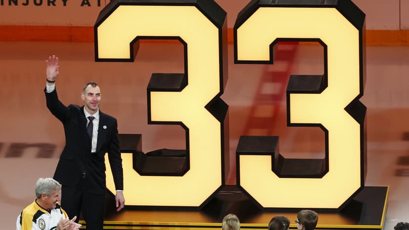 Chara's No. 33 Raised to Boston Rafters