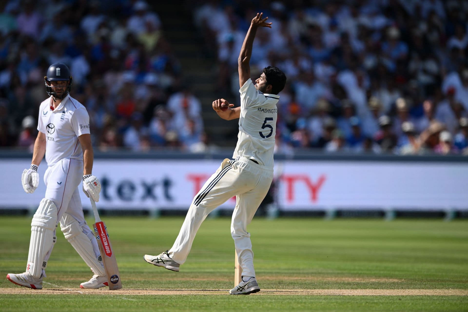 Spin Wizard Sundar Outshines Legends with Mesmerizing Drift