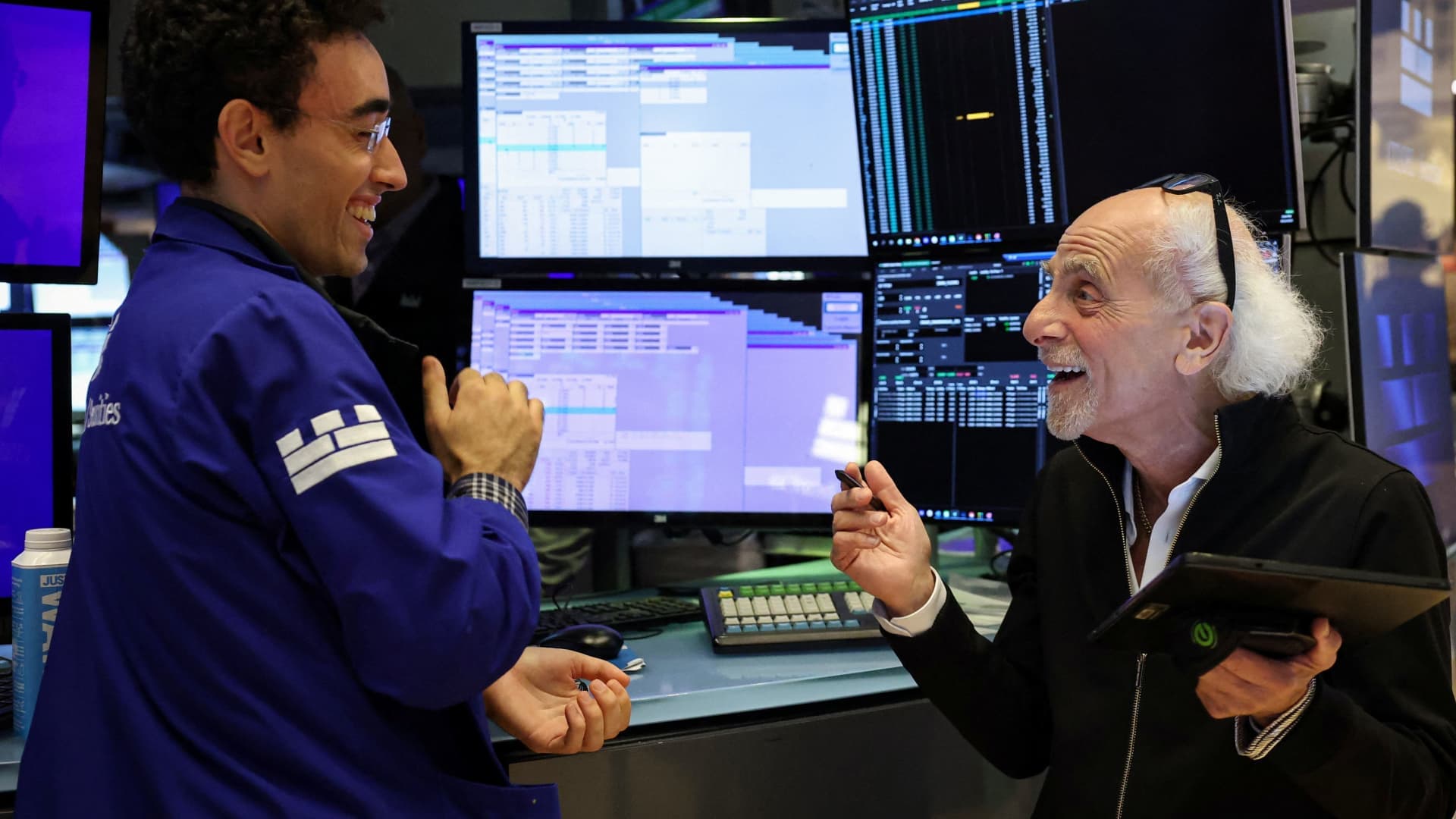 Dow Soars to New Highs as Fed Signals Easing, Tech Rotation Looms