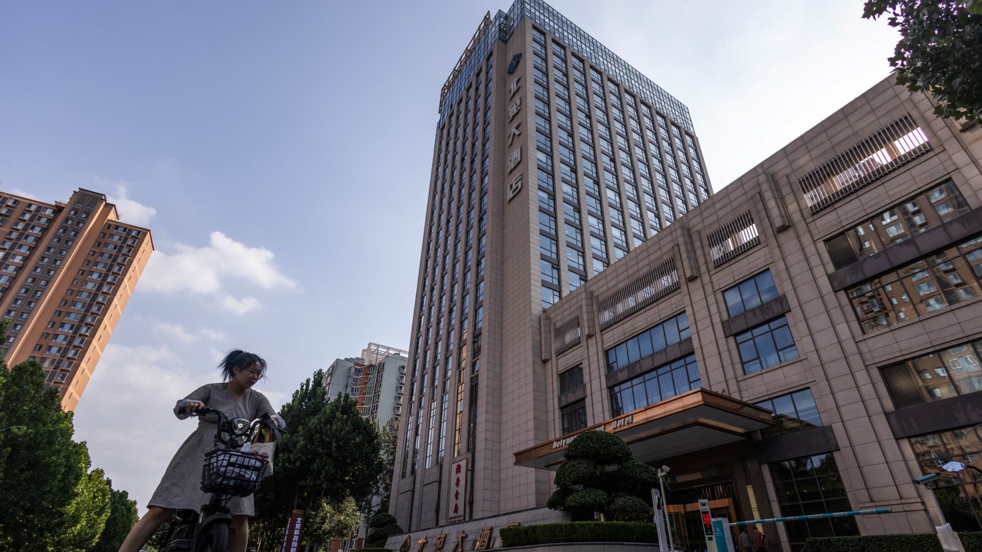 China's Deflation Dilemma: Businesses Adapt as Consumers Cut Back
