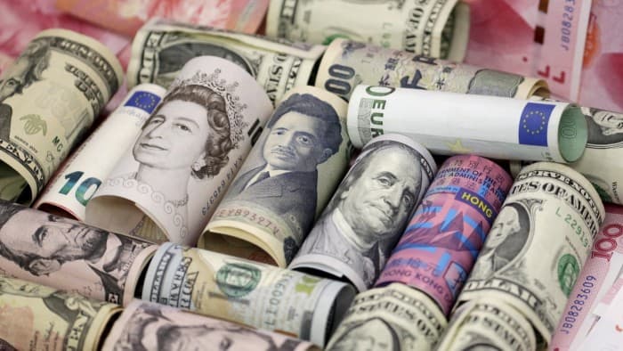 Pension Demand Decline Fuels Surge in Long-Term Yields, Challenging Governments