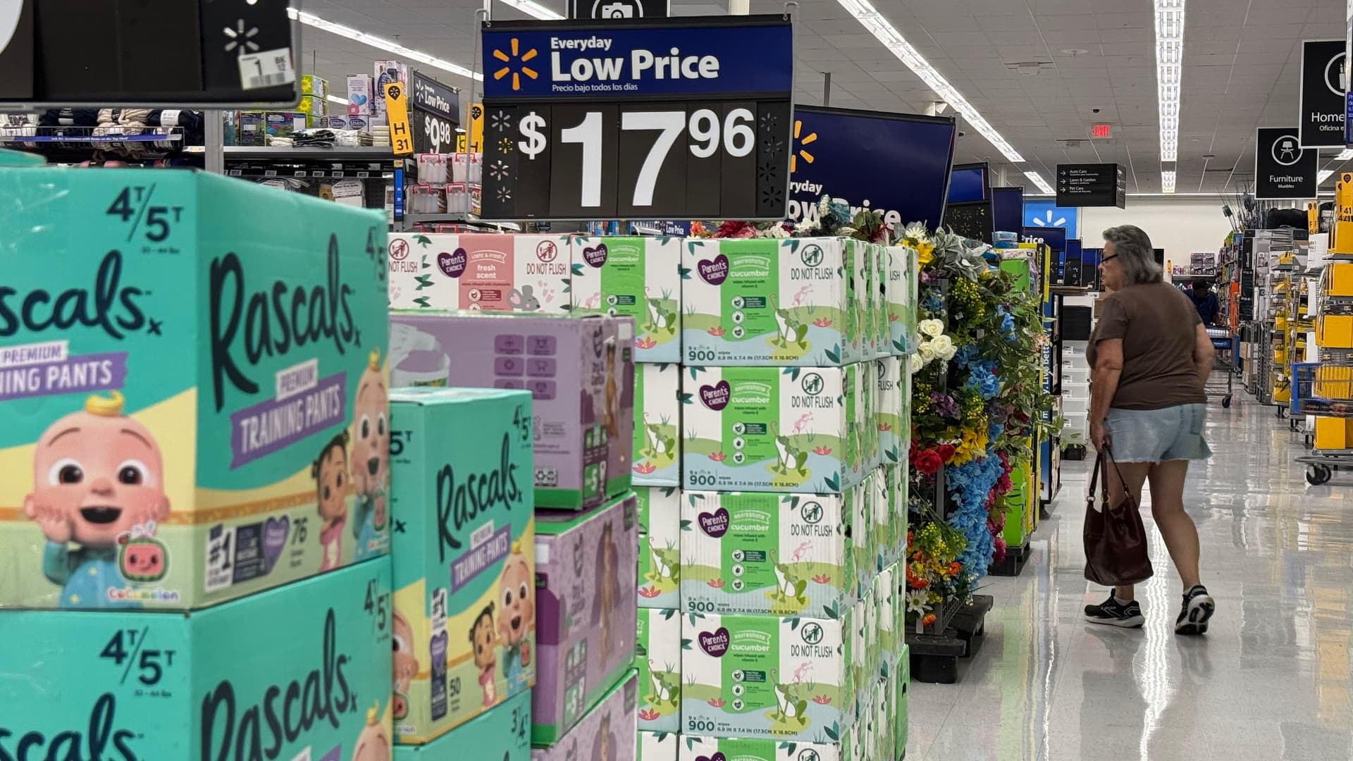 Walmart Shines Amid Tariffs, Former CEO Praises 'Firing on All Cylinders' Performance