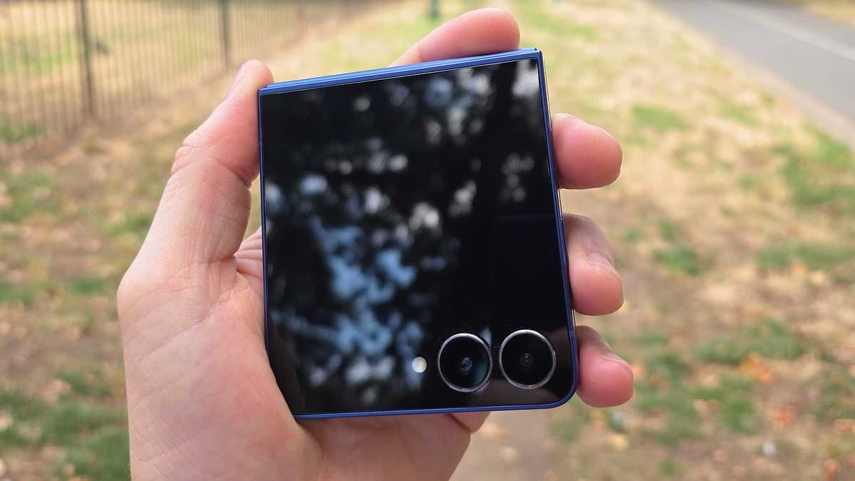 Retro Rival: Samsung's Foldable Flip Phone Captivates Tech Enthusiasts