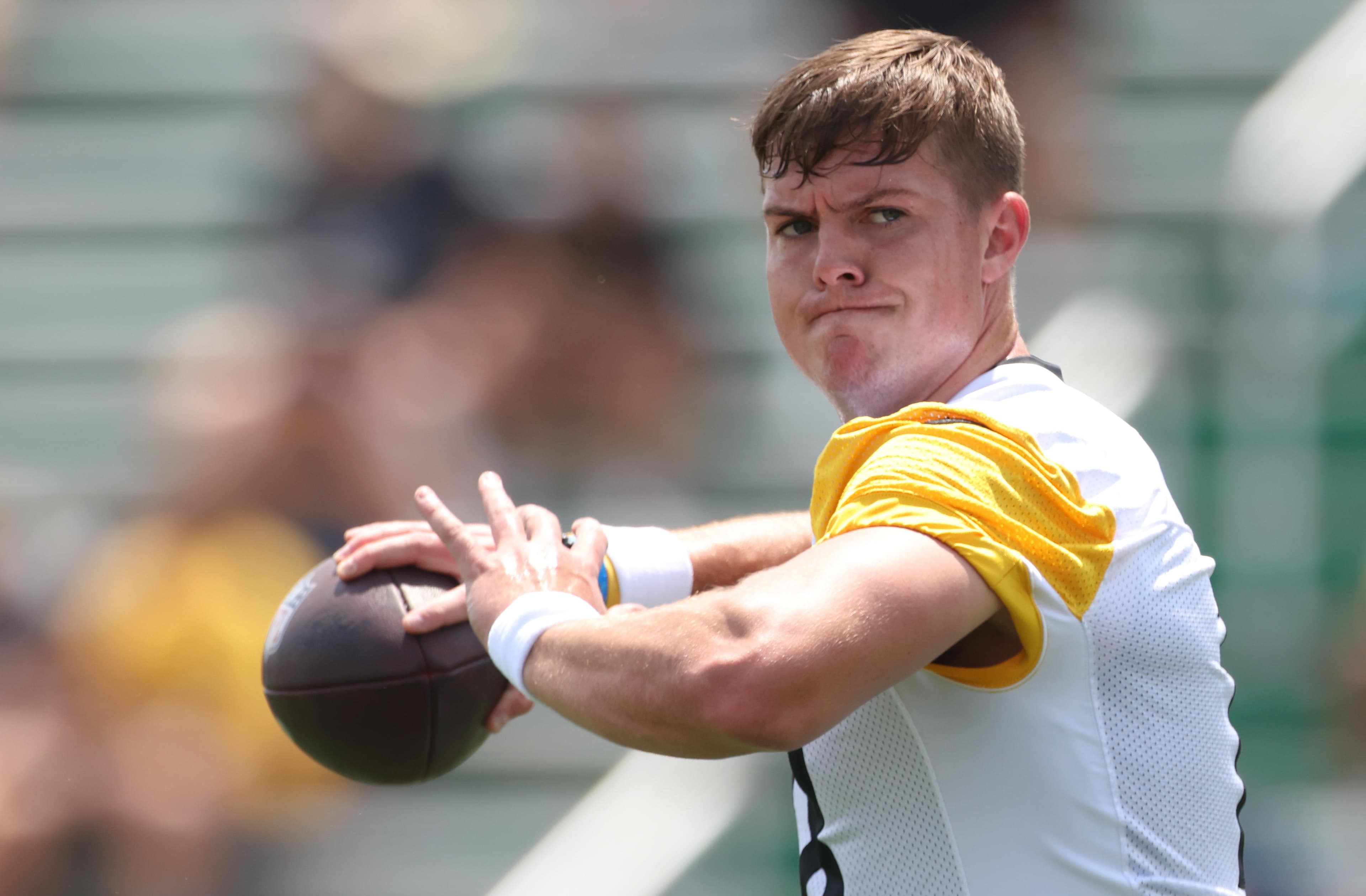Steelers' Rookie QB Fights to Play in Preseason Despite Broken Finger