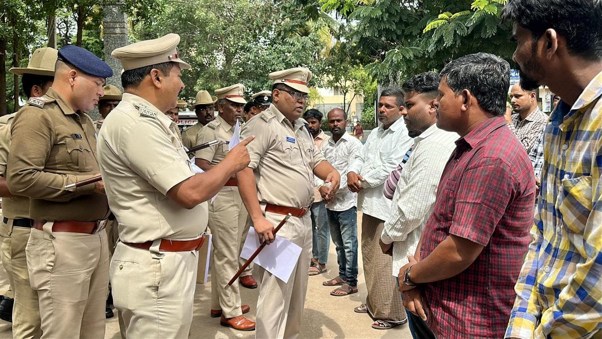 Vijayanagara Police Parade Rowdy Sheeters, Warn Against Disrupting Festivals