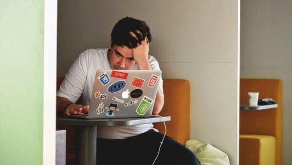 Jobless Chinese Youth Embrace "Pretend Work" to Escape Job Hunt Stress