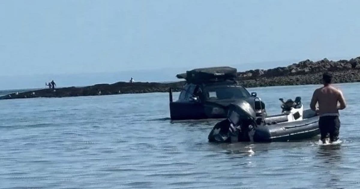 Tractor Rescues Submerged Car from Waves in Dramatic Seaside Incident