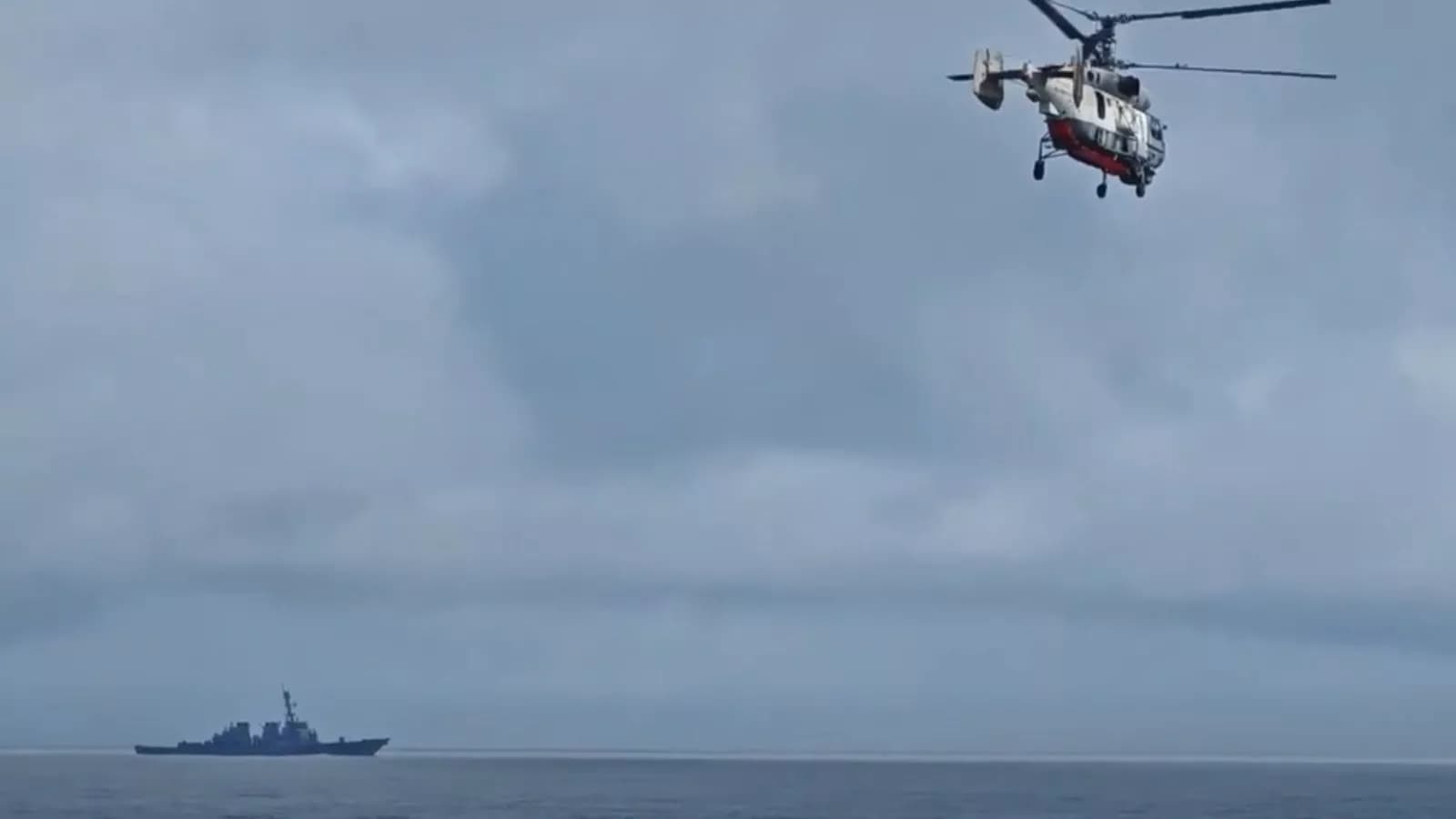 US Destroyer Shadows Russian and Chinese Naval Vessels in Pacific