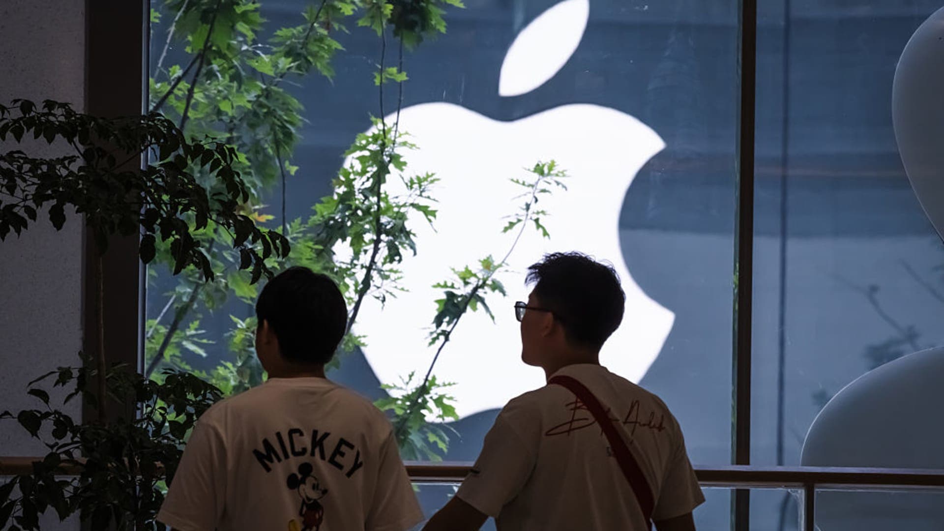Apple Battles AI Woes, Trade Tensions, and Legal Hurdles Ahead of Earnings