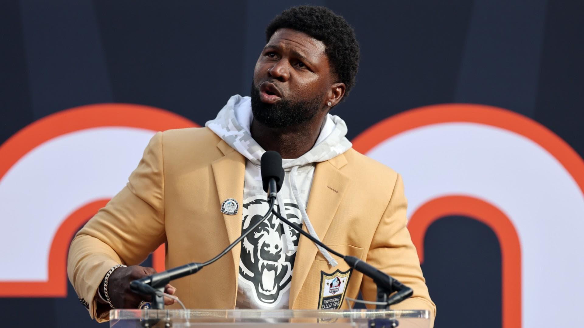 Hall of Famer Hester Excited for Bears' Offensive Overhaul, Confident in Caleb Williams' Second-Year Leap