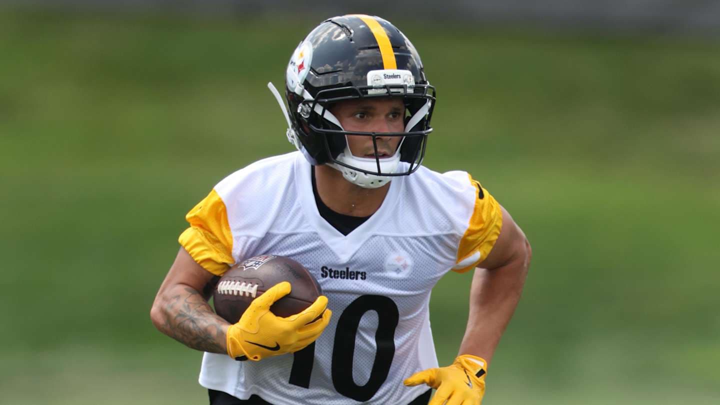 Steelers' Rookie Receiver Gains Confidence, Impresses Veteran QB Rodgers
