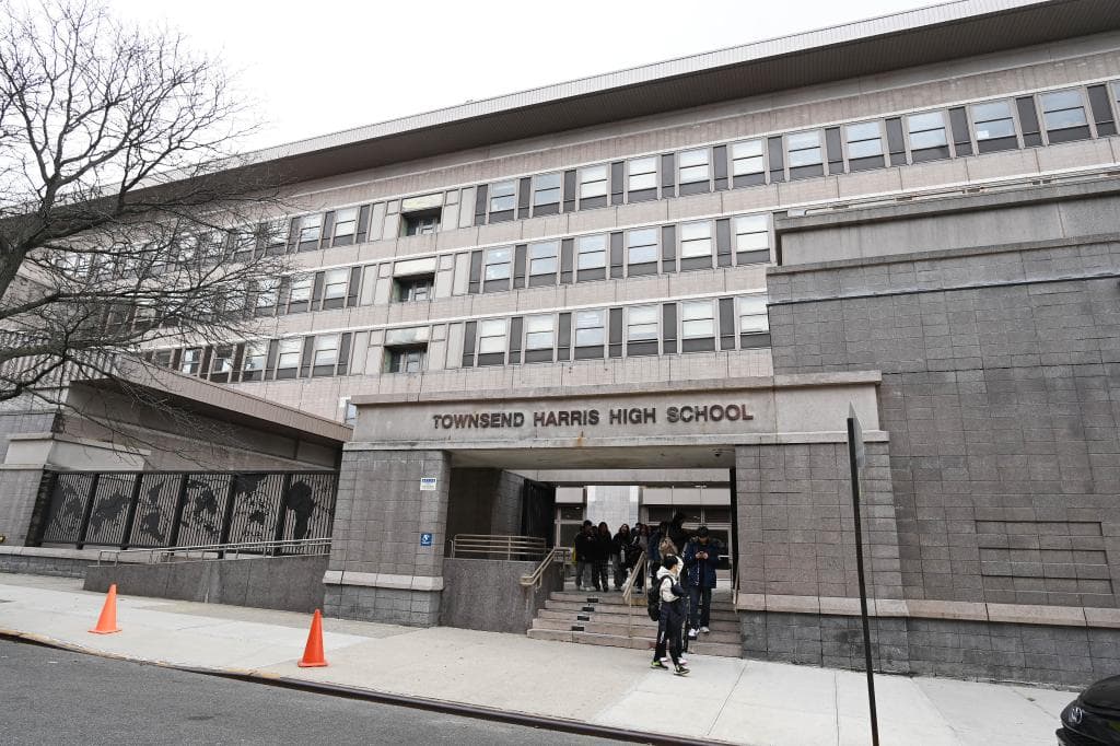 Queens High School Bans Keyboards to Curb AI Cheating