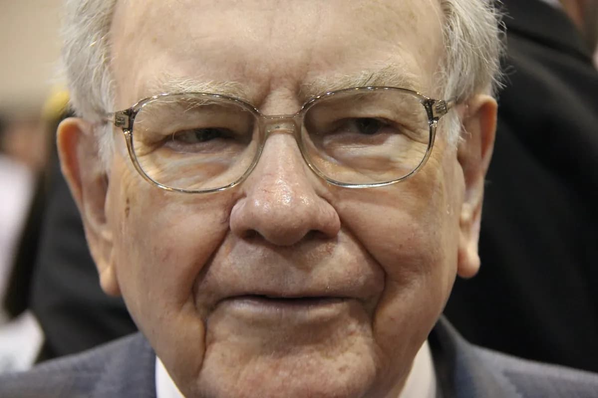Buffett's $177 Billion Stock Selloff Warns of Overvalued Market