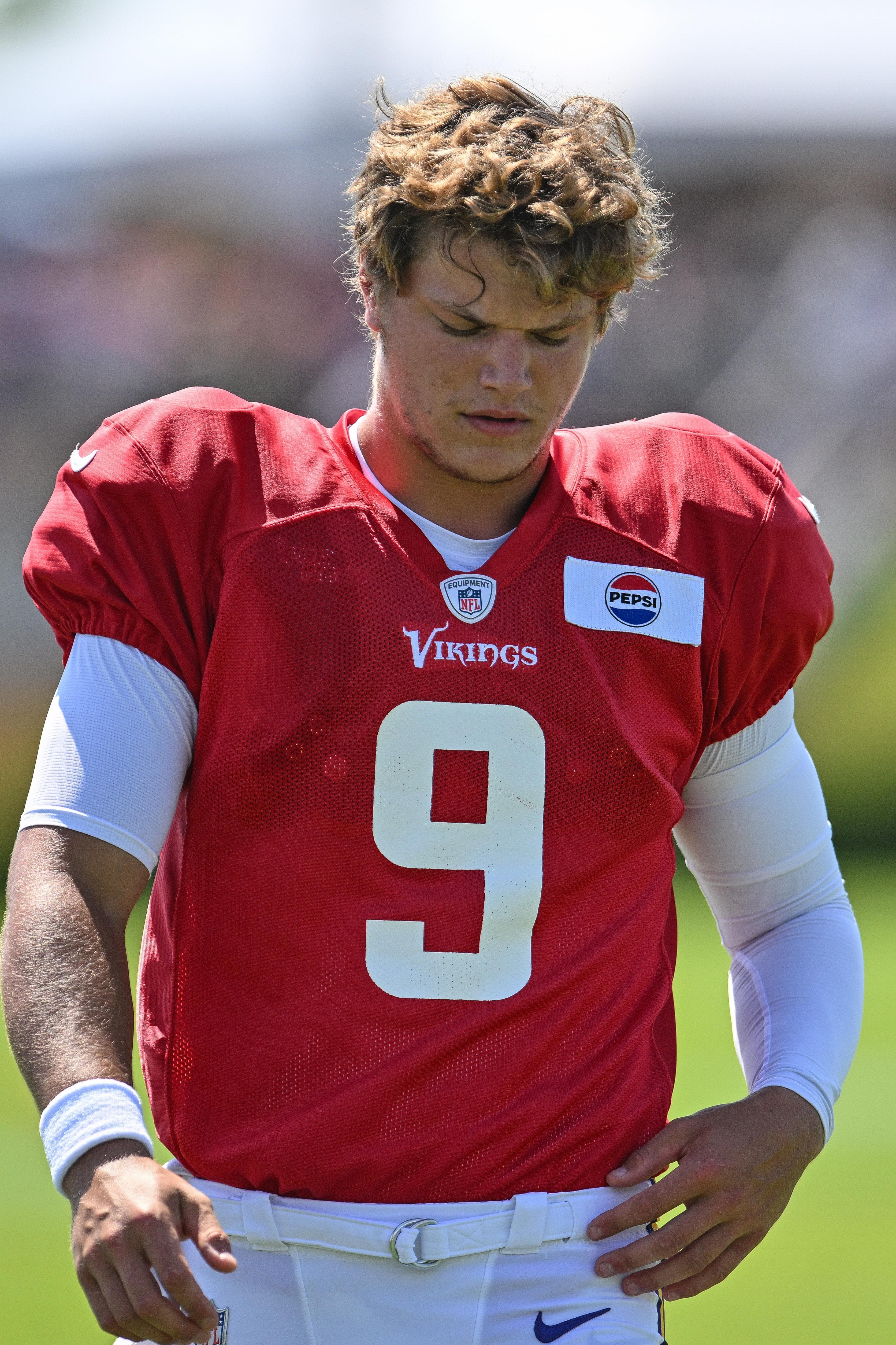 Vikings' Rookie QB Battles Stifling Flores Defense in Camp