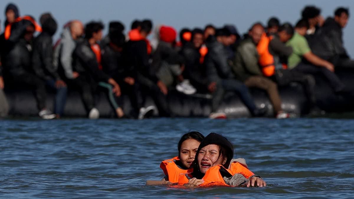 Migrants Defy Police in Risky Bid to Cross English Channel