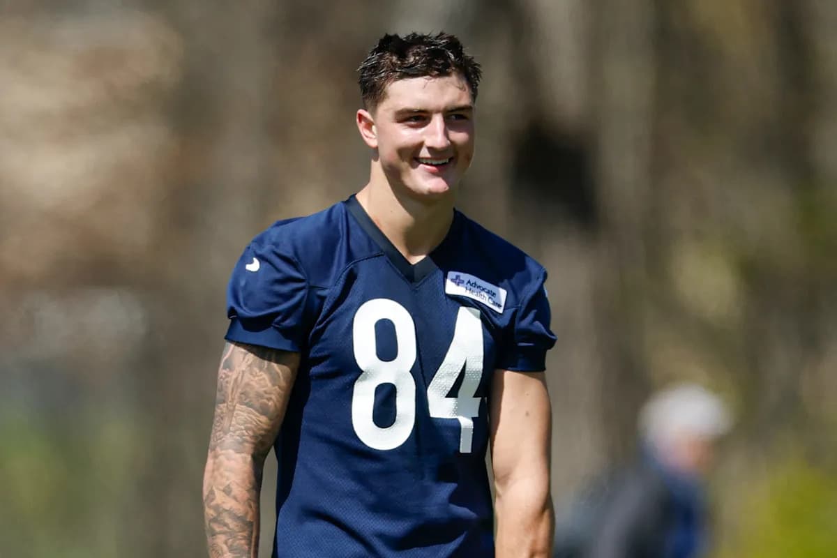 Veteran Odunze Praises Rookie Tight End Loveland's Versatility
