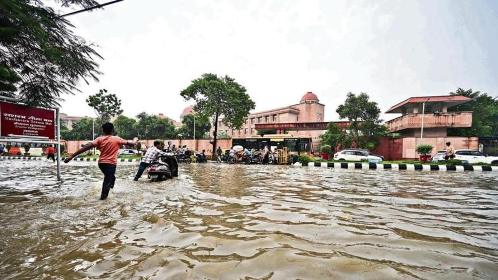 Lucknow Deluged: Posh Areas Submerged as Heavy Rains Lash State Capital