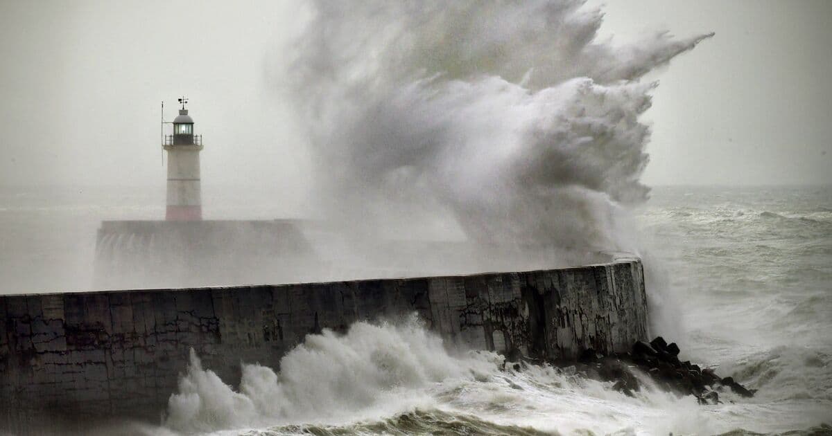 Powerful Winds up to 80mph to Sweep Across Southern UK This Weekend