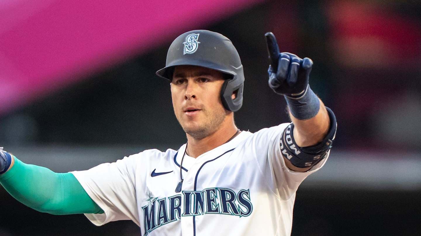 Mariners Fans Divided Over Struggling Utility Player Dylan Moore