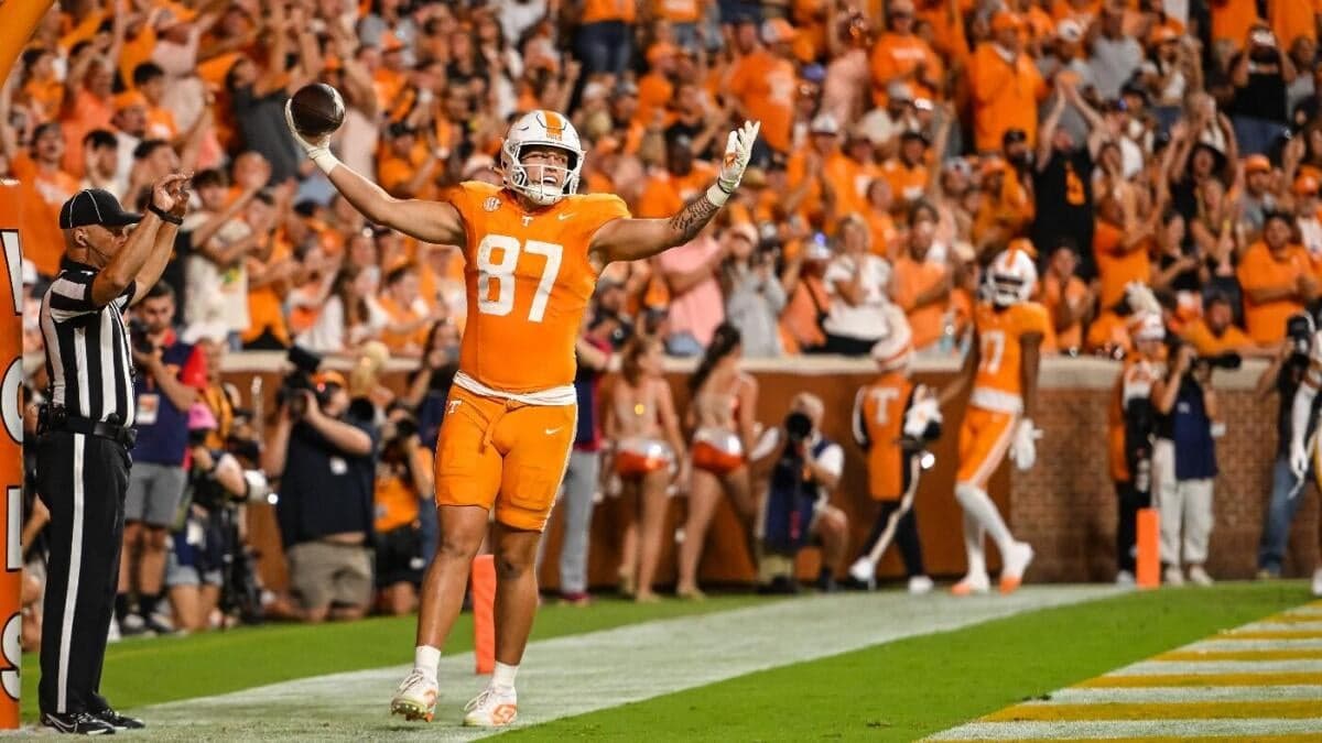 Legendary Handicapper Reveals Winning Week 1 College Football Picks