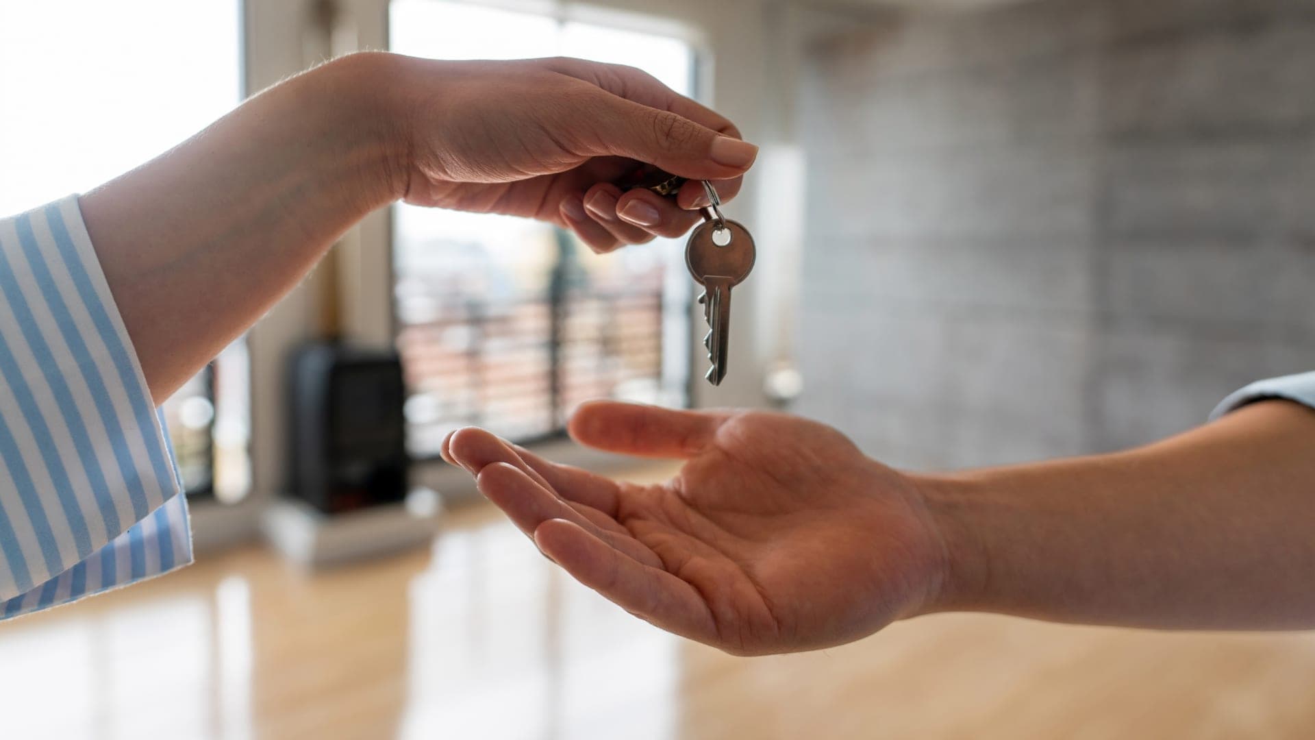 US Home Prices Reach Record Highs as Sales Plummet