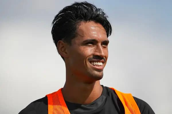 Dutch Midfielder Reijnders Joins Manchester City, Inspired by Premier League Legends