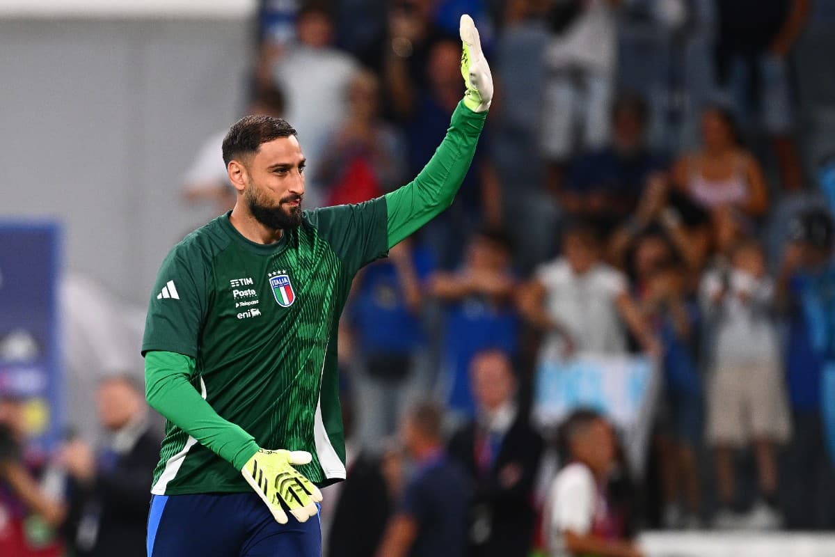 Goalkeeper Battle Brews at Manchester City Ahead of Manchester Derby