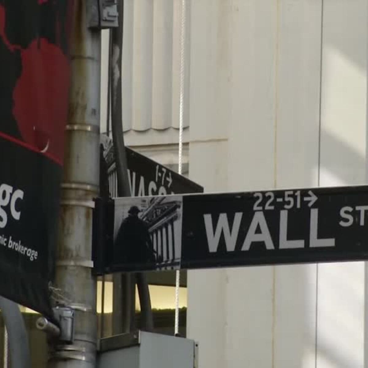 Dow Hits Record High as UnitedHealth Soars on Berkshire Stake Increase